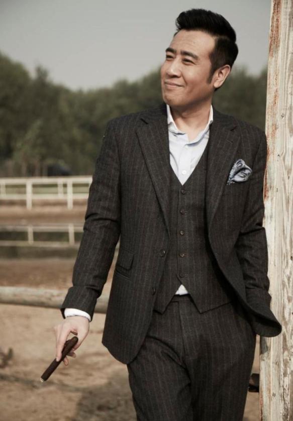 从小吃姐姐奶长大，46岁拿影帝火成老戏骨，被李雪健评价骨子里坏