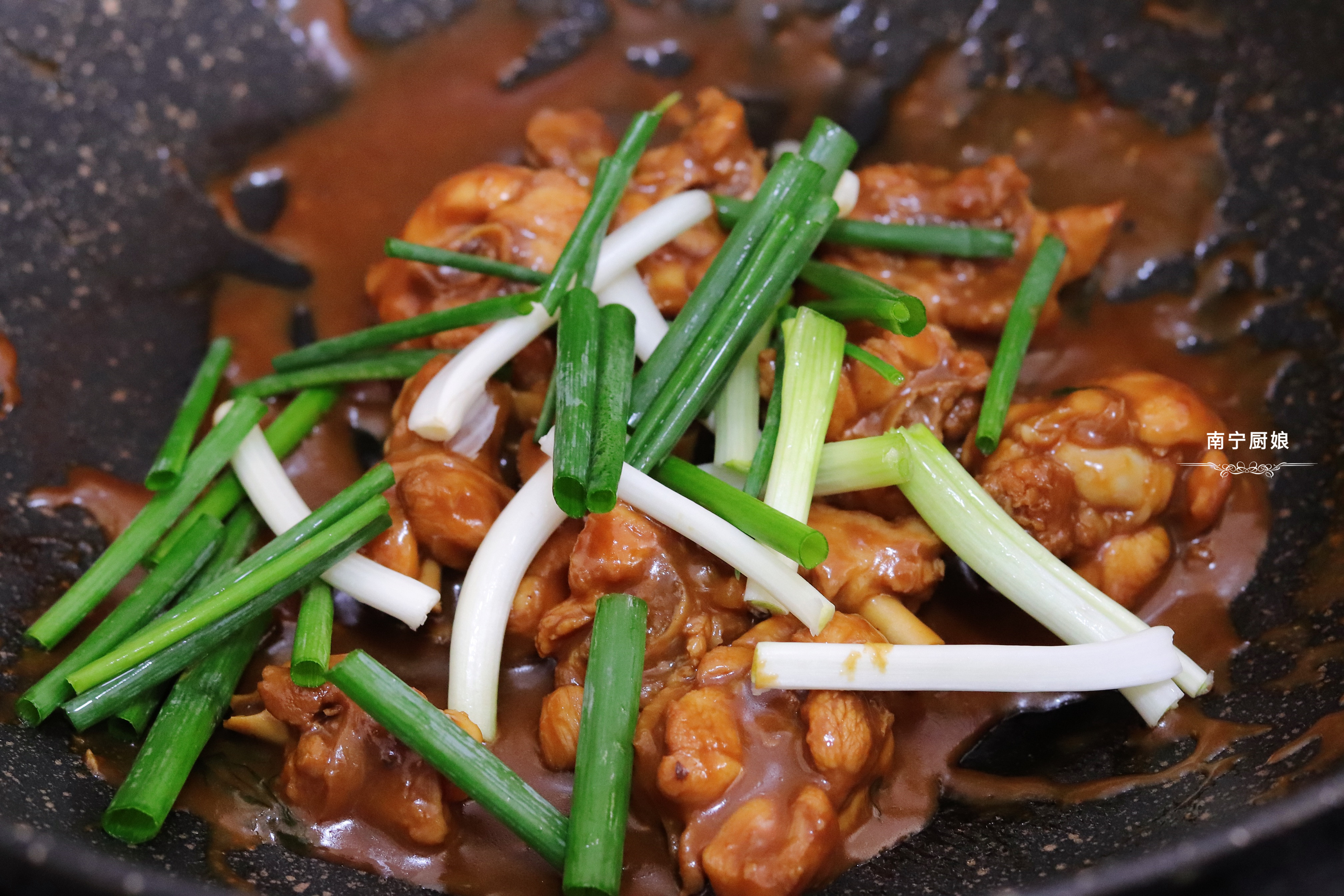 把鸡腿放进锅里煮一下,在电饭锅里焖鸡腿