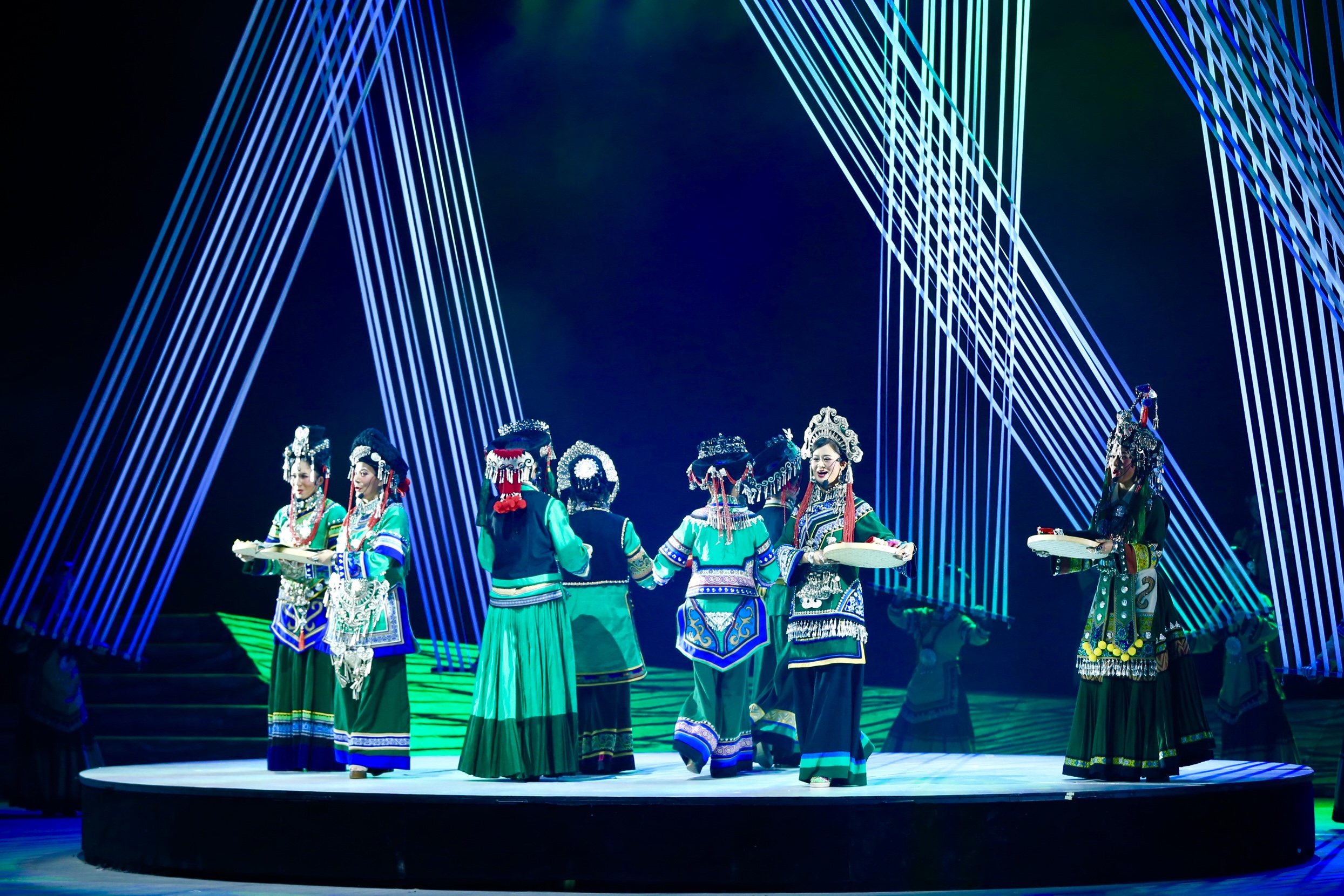 楚雄彝绣彝族服装,彝族民族服饰服装展