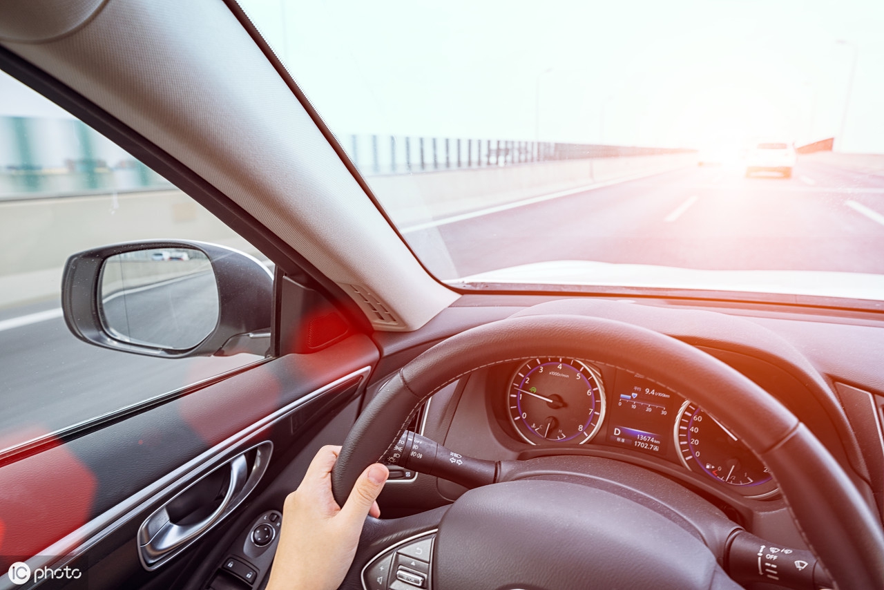 汽车油表亮灯显示还能跑100,红色油表灯亮了是没油了