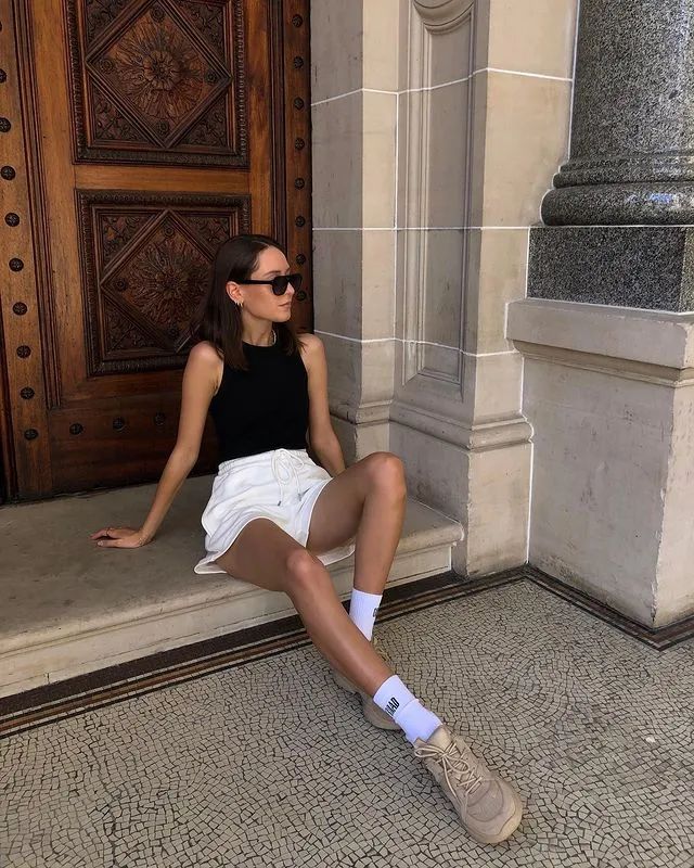 杨幂穿连体短裤时尚大片,杨幂现身粉色风衣配短裤