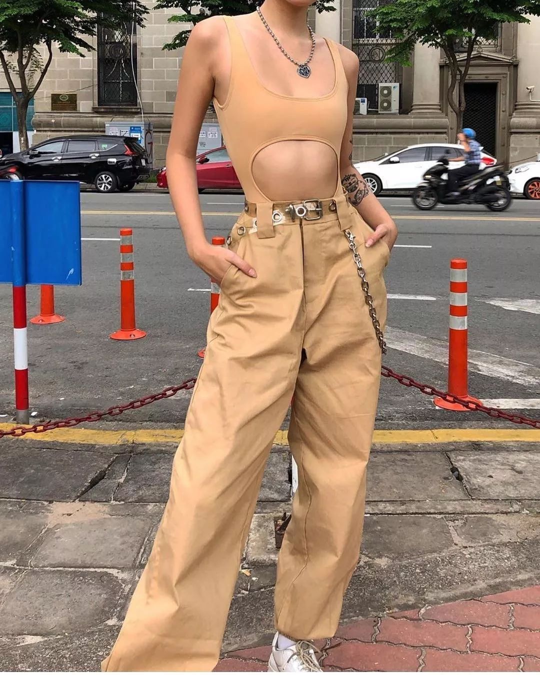 bella服装设计师跨界艺术家,bella都喜欢的工装裤