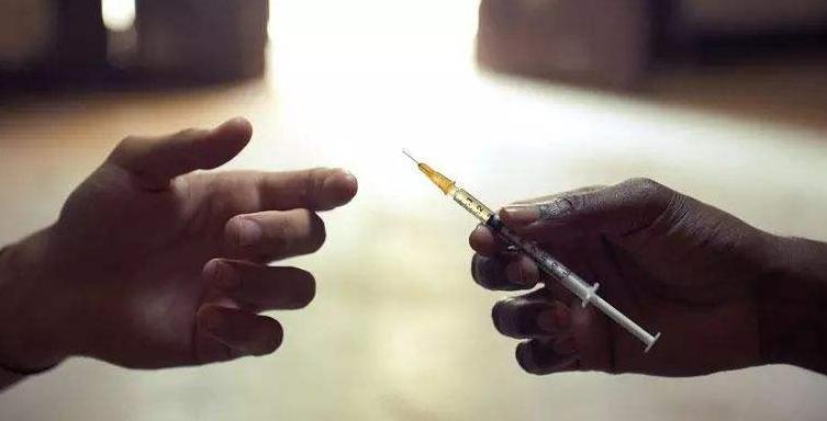 吸毒人员为什么是感染艾滋病的高危人群？