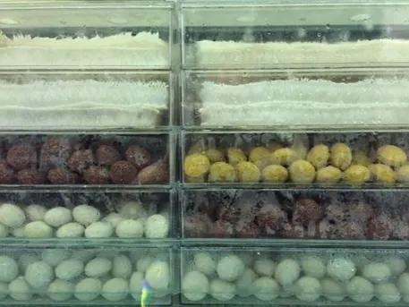 鱼缸水浑浊腥臭发黄怎么办,鱼缸水特别浑浊看不到鱼了怎么办