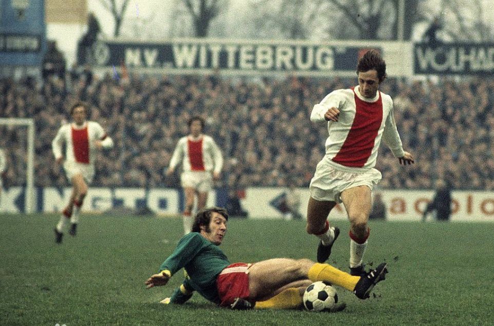 小梁观世界丨绿茵场里的“橙色闪电”