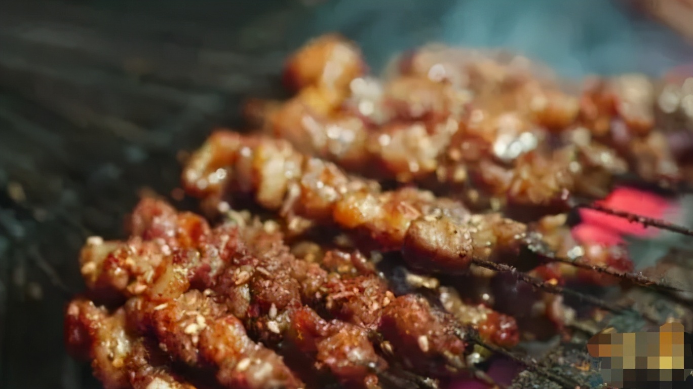 烧烤摊怎样做出外酥里嫩的烤肉,烧烤摊不营业老板自己吃