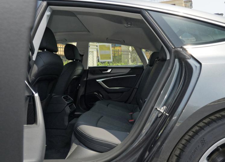 奥迪a7新款上市老款还能买到吗,开了2年的奥迪a7还能卖多少