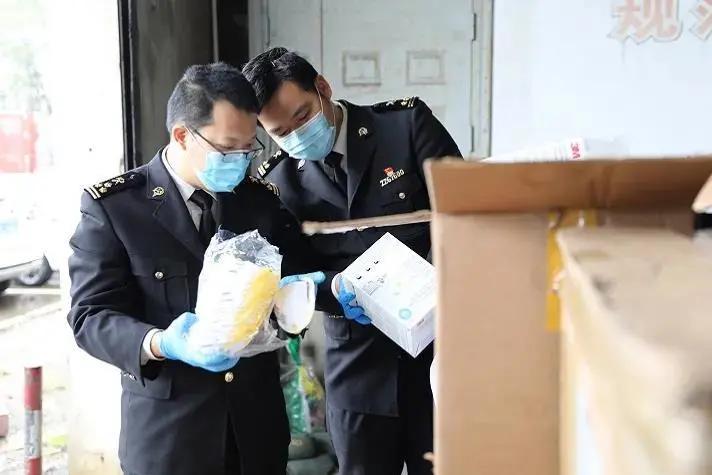 发疫情财的人一波接一波!不能高价卖口罩,就开始借口罩*私走**!