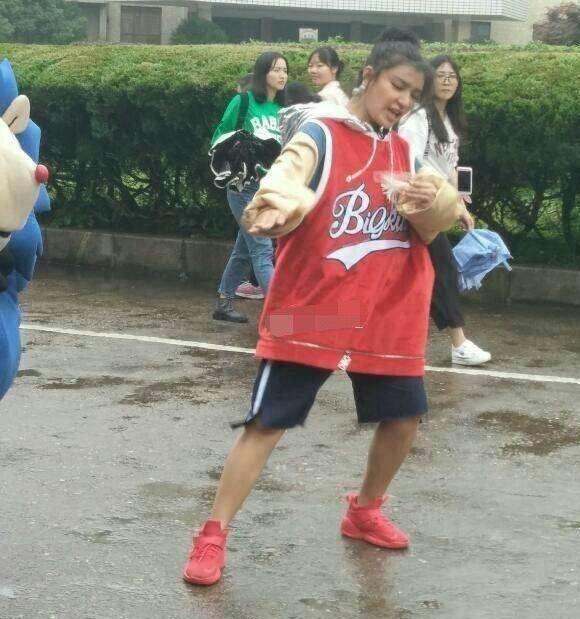 曾为超女冠军，如今却在街头和卡通人偶唱唱跳跳