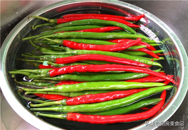 家用腌辣椒放一年都不会坏的腌法,不加一滴水爽脆又开胃的腌辣椒