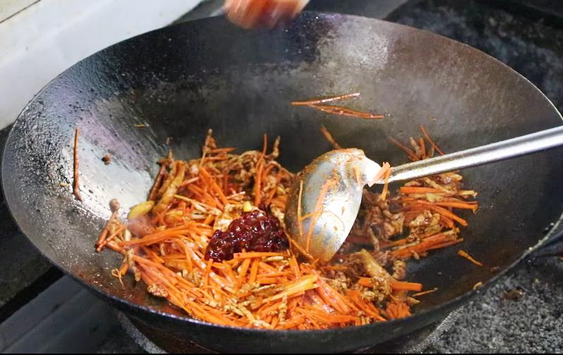 潘姥姥重庆酸辣粉正宗做法,乡村潘哥做猪血