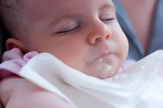 吃完就吐是怎么回事宝宝,吃完就吐奶是吃多了吗