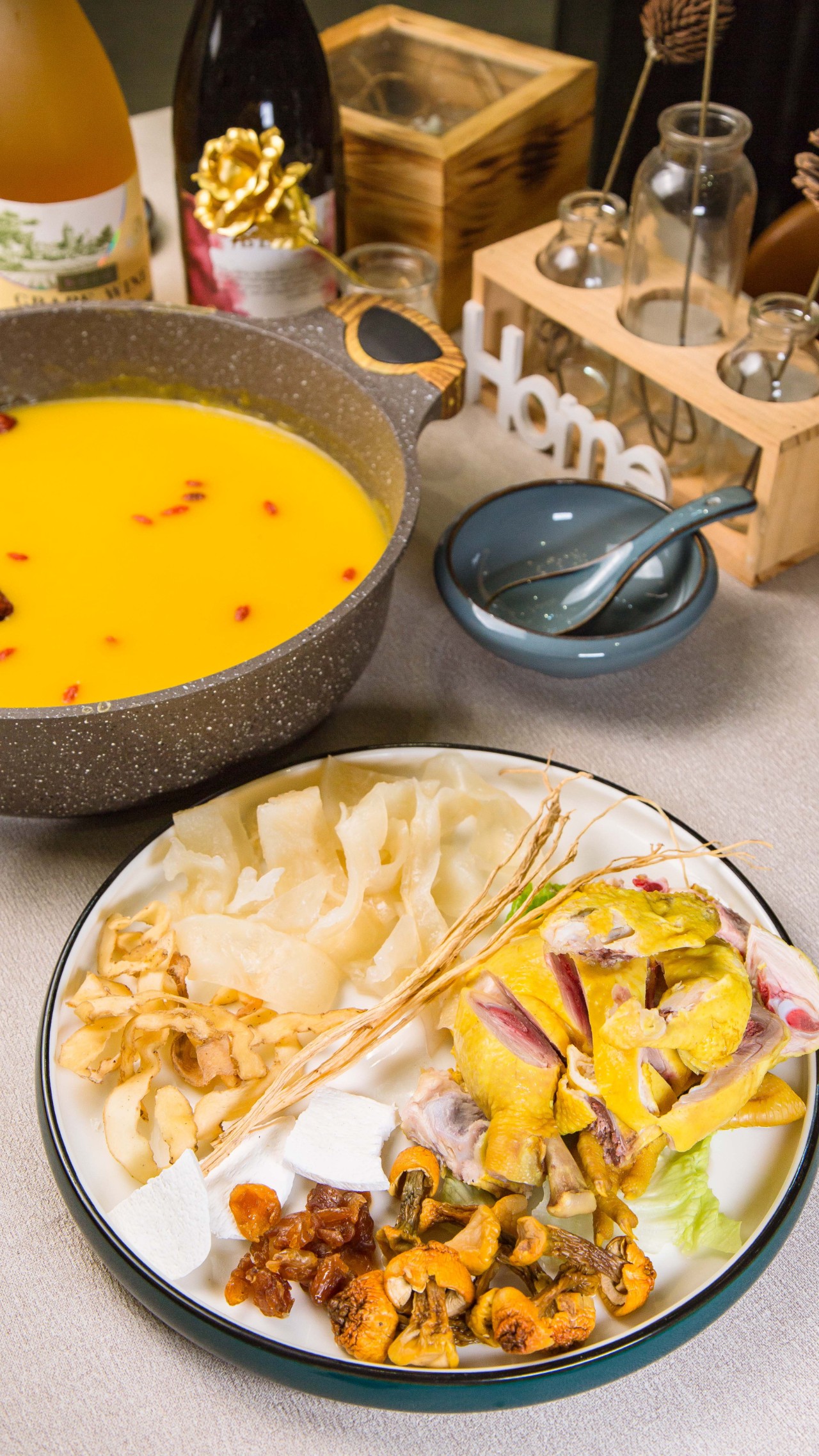 降温了适合吃点什么,一锅鲜香软嫩的花胶鸡火锅