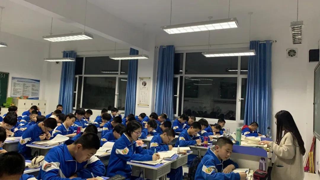 晚自习同学们在争分夺秒的学习,自习课上同学们都在埋头复习