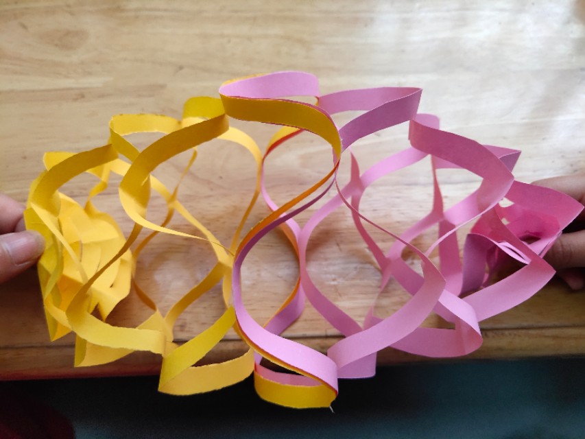 手工拉花装饰幼儿园教室,新年环创手工拉花