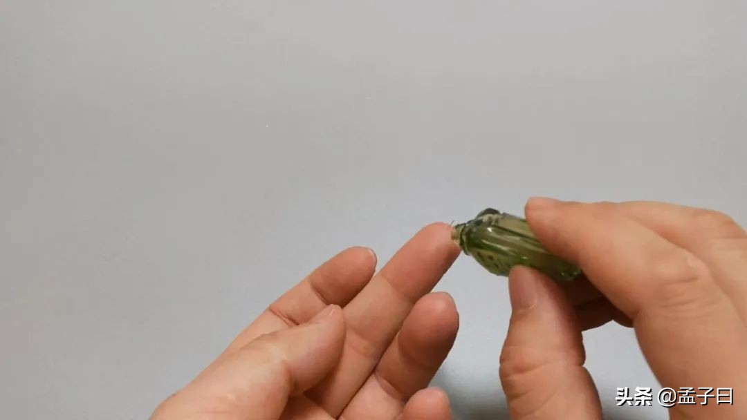 手指扎了刺用什么解决视频,手指扎了根刺的视频