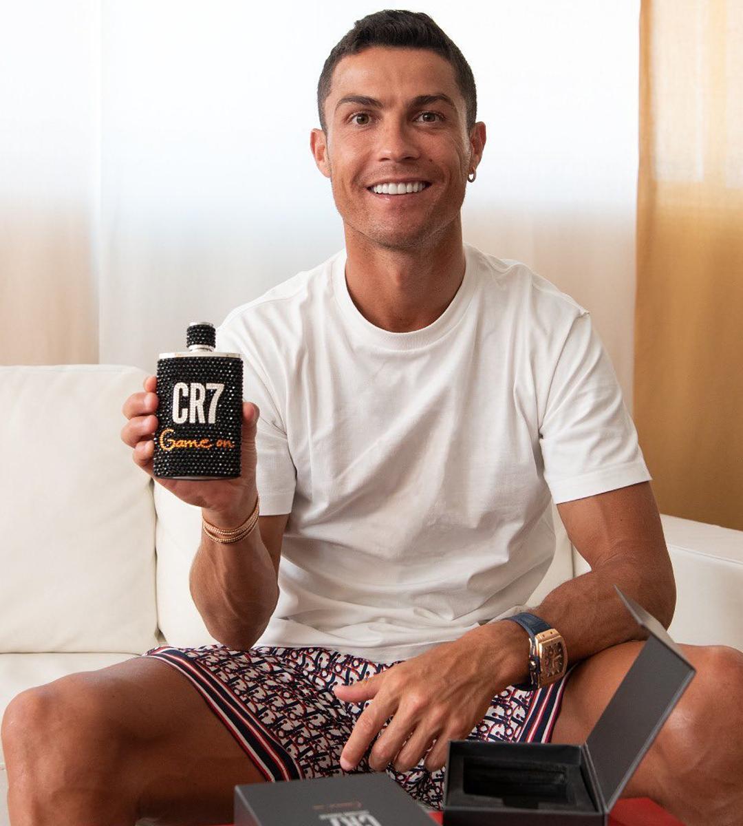 男人有多爱钻石？来看C罗的手腕