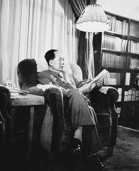 毛主席演讲飙英语解释湖南话，留学生听不懂，他如何化解尴尬？