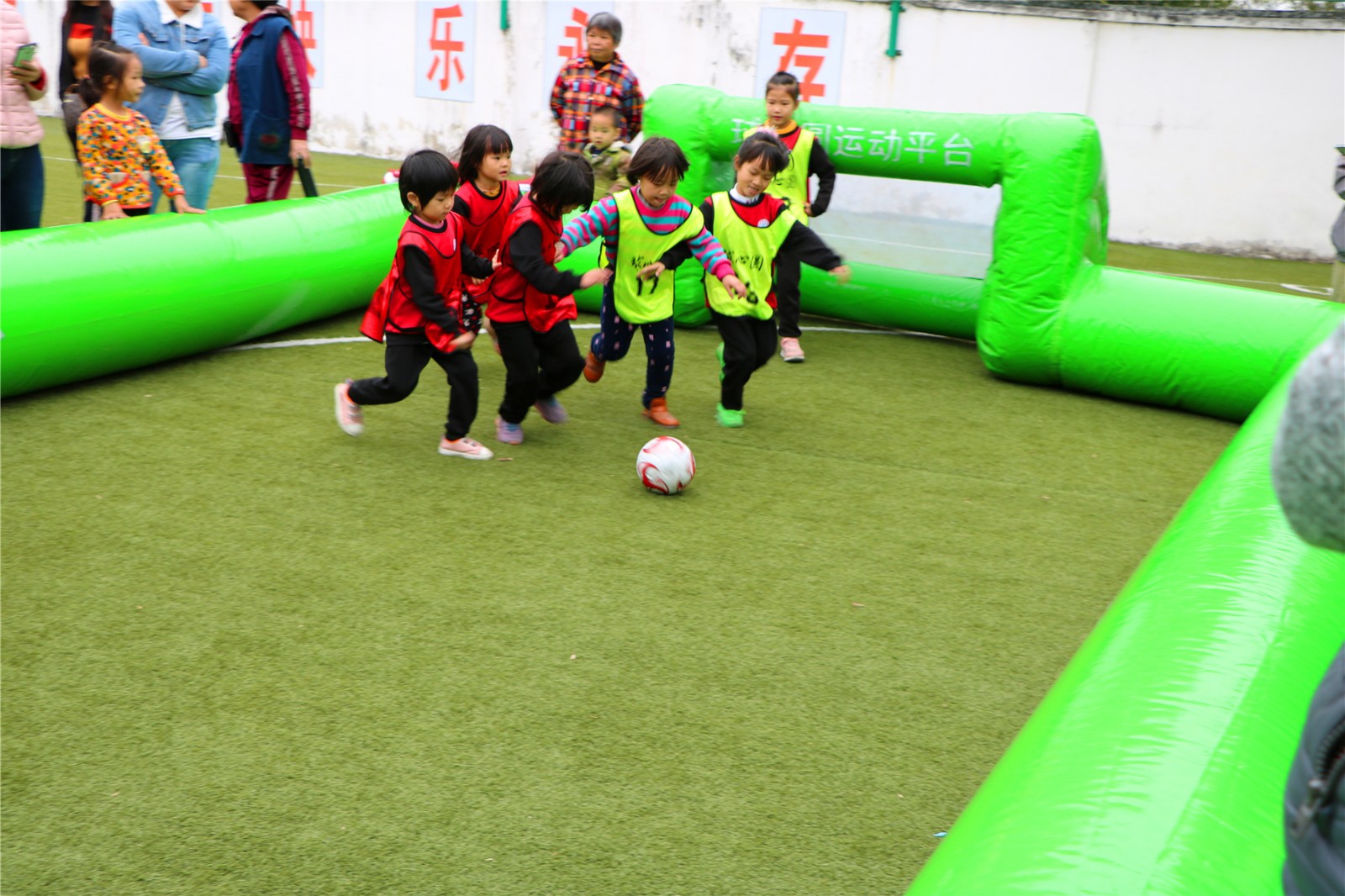 点燃娃娃足球梦想——灌新赞鸿学校趣味足球活动
