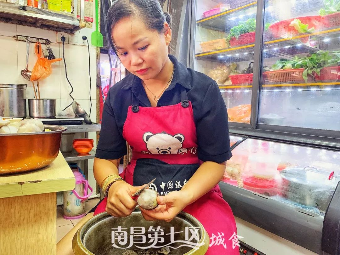 在民德路开了16年的水煮店,花甲肉腰子鸡脚都是心头好|城食19