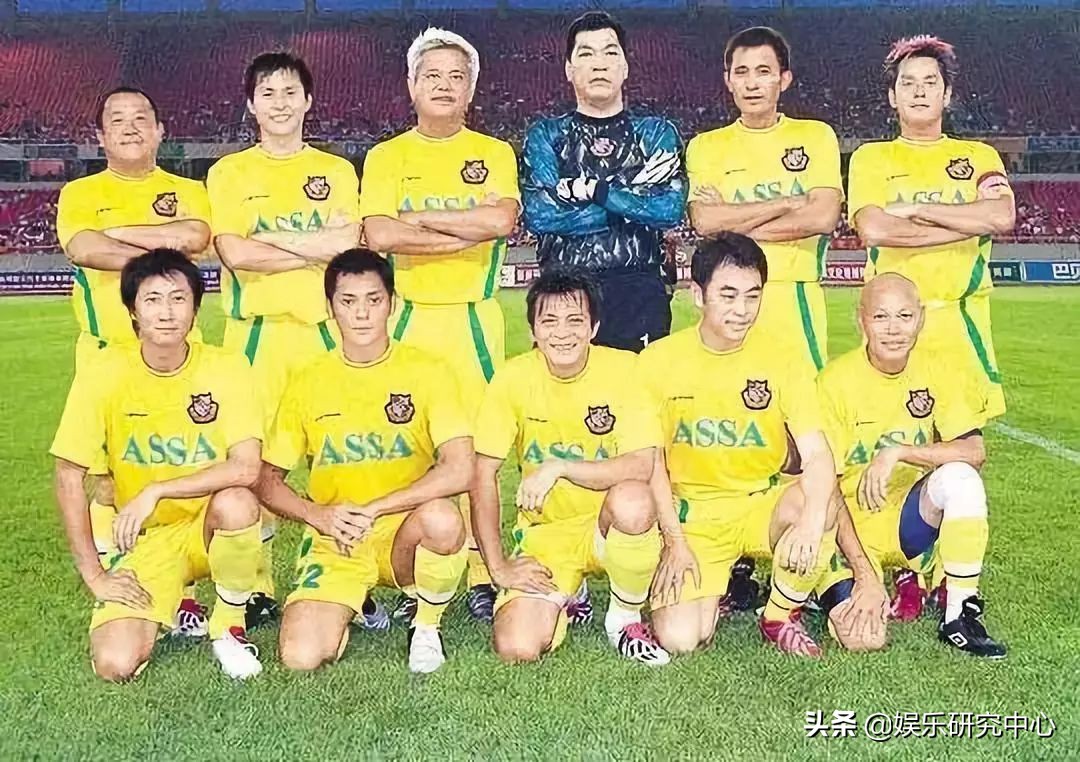 TVB爱国艺人！两次破产，和香港第一古装美女结婚40年至今无子…