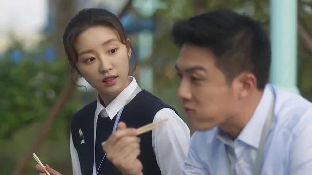 “林有有”采访时落泪，肖战哽咽“好好活着”，人心有多可怕？