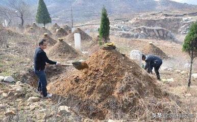 农村丧葬习俗：从选择坟地打井坑到葬后祭祀，这4件事需要多注意