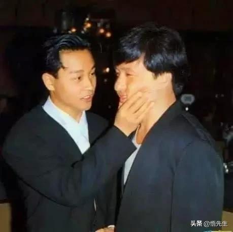 霍金年轻时帅气的照片,霍金年轻时帅照