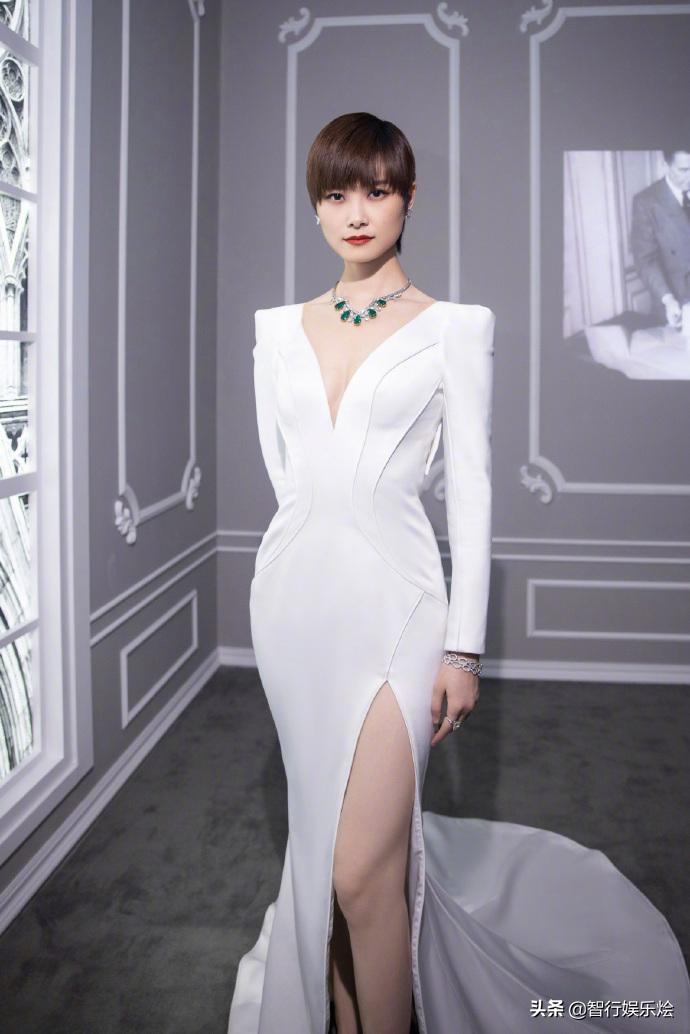 李宇春穿高开叉鱼尾裙 (李宇春穿鱼尾红裙大秀曲线)