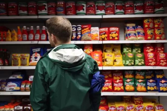 一个95后美女开了一家超市,85后美女开了一家超市