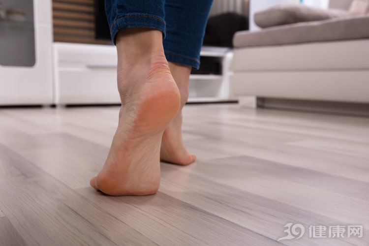脚上发生三个变化当心大病来袭,脚上出现这4种症状要警惕