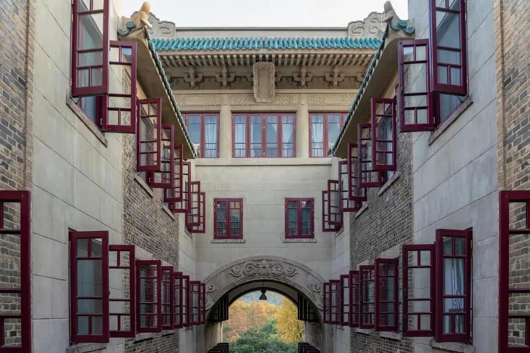 武汉开学震撼画面,夏季的武汉大学风景