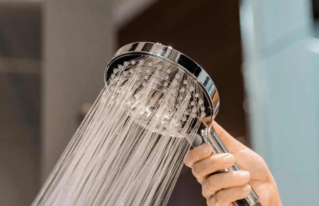 如何染发后头发不干枯毛躁,头发干枯毛躁怎么变柔顺不用发膜