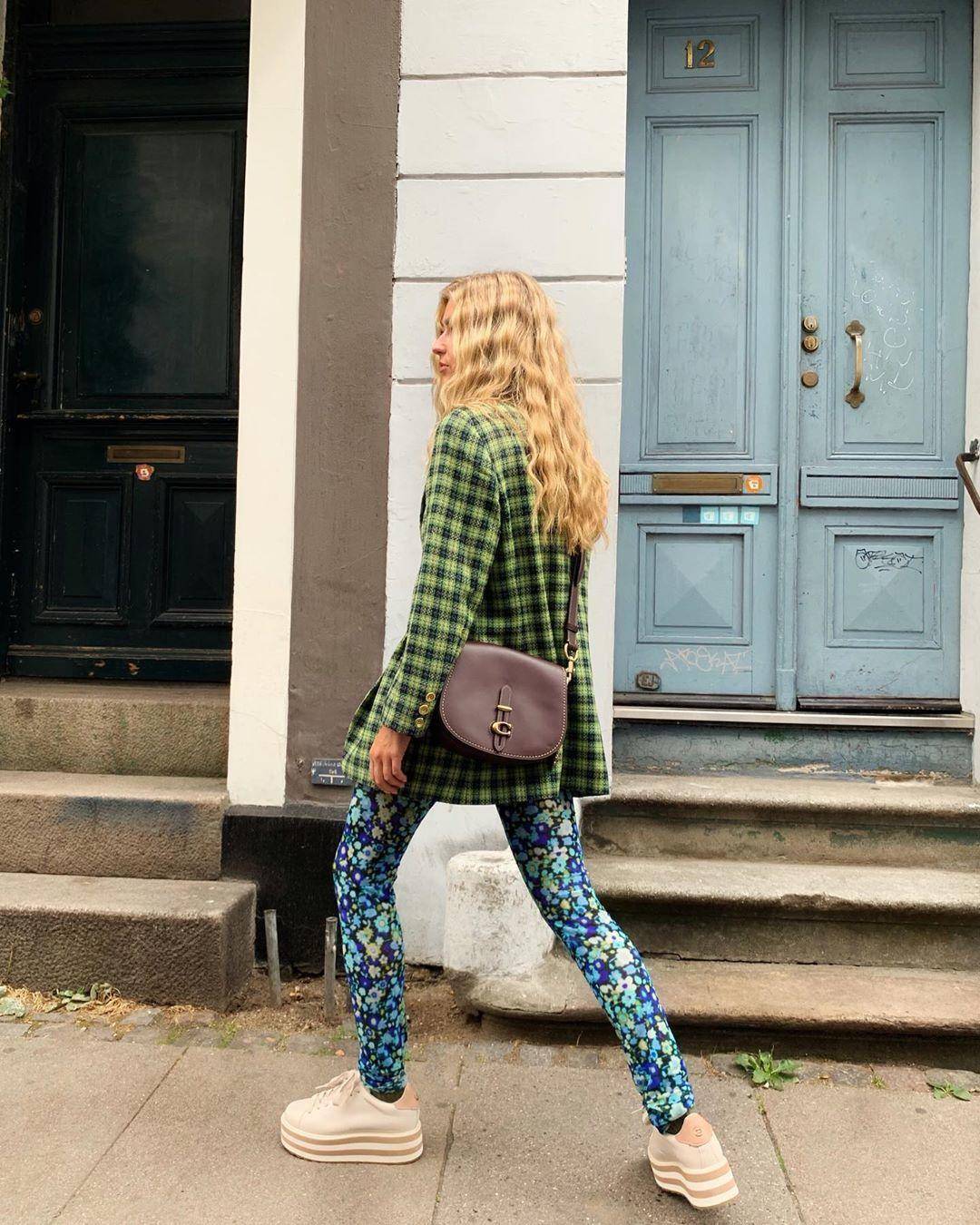 又黄又毛躁的头发,女士头发又细又黄油腻