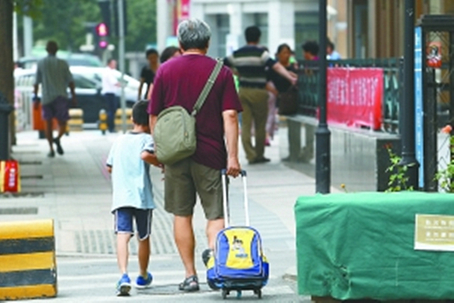 孩子总是“窝里横,外面怂”,罪魁祸首其实是家长的育儿习惯问题