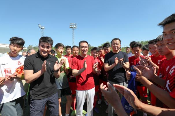 恒大马德里足球冠军赛巅峰对决许家印现场观战助威未来之星