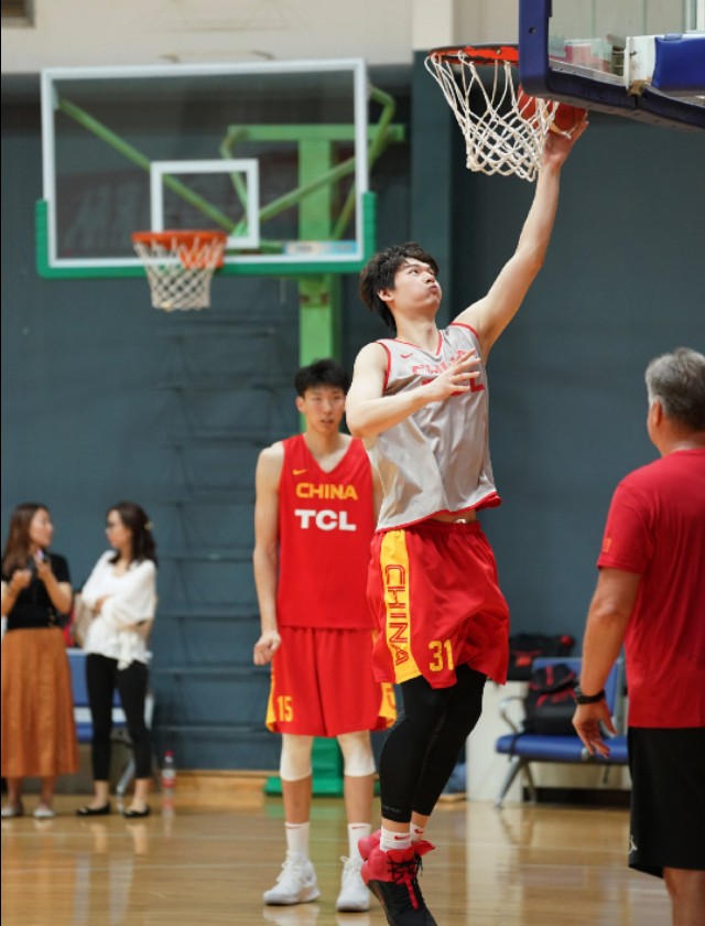 李宁赞助cba今年赞助哪些球鞋,李宁赞助cba新赛季连帽热身服