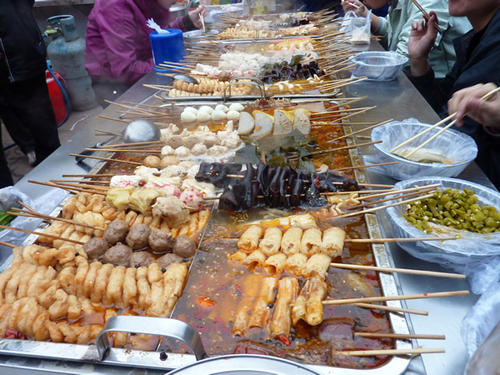 目前最火爆的摆地摊小吃,摆地摊什么小吃最火爆既简单