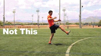 如何踢出梅西的弧线球,足球技巧任意球教程