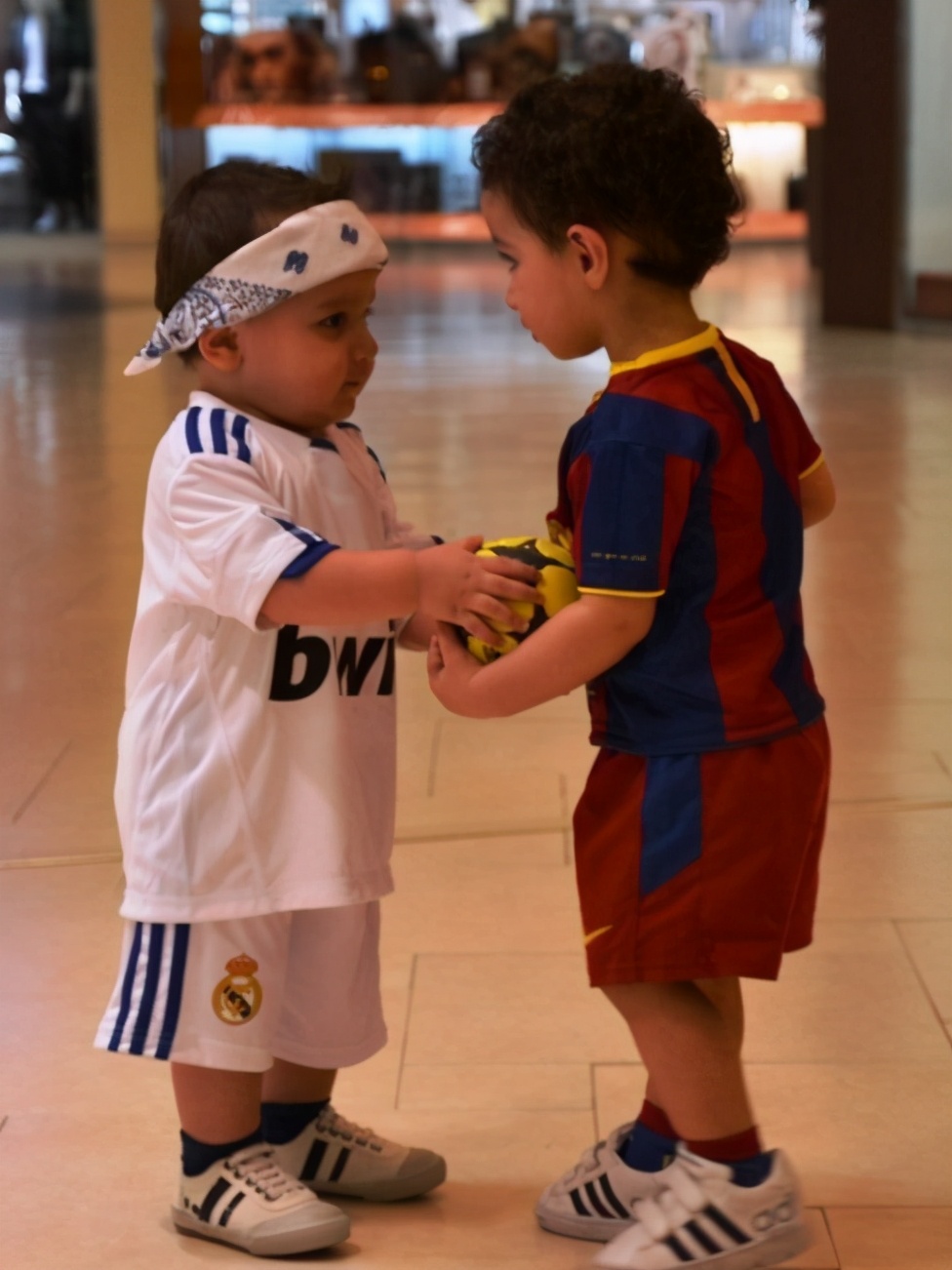 宣扬仇恨文化的沪媒呢？虹口站苏宁夺冠广告被破坏，苏球迷要追责