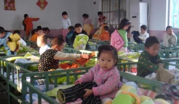 幼儿园老师私发睡觉照片家长回复,幼儿园老师家长群发午睡照