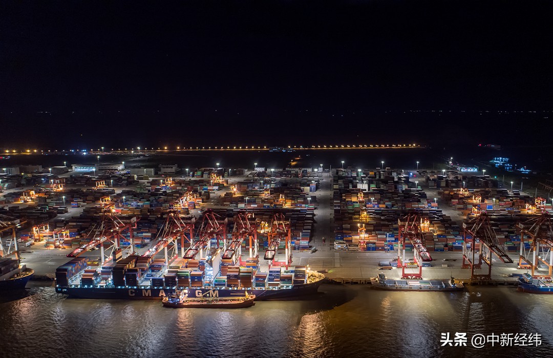 疯狂的集装箱：有航线一年涨价近10倍，黄牛加价3000美金代抢舱位