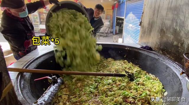 河南大爷大锅烩菜10元,河南小伙大锅菜卖1000份