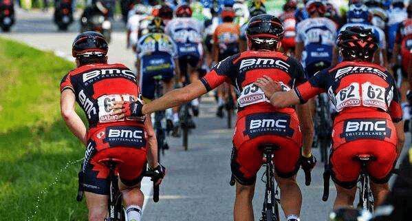 职业选手比赛突然要上厕所怎么办,罗斯受伤被扶回更衣室