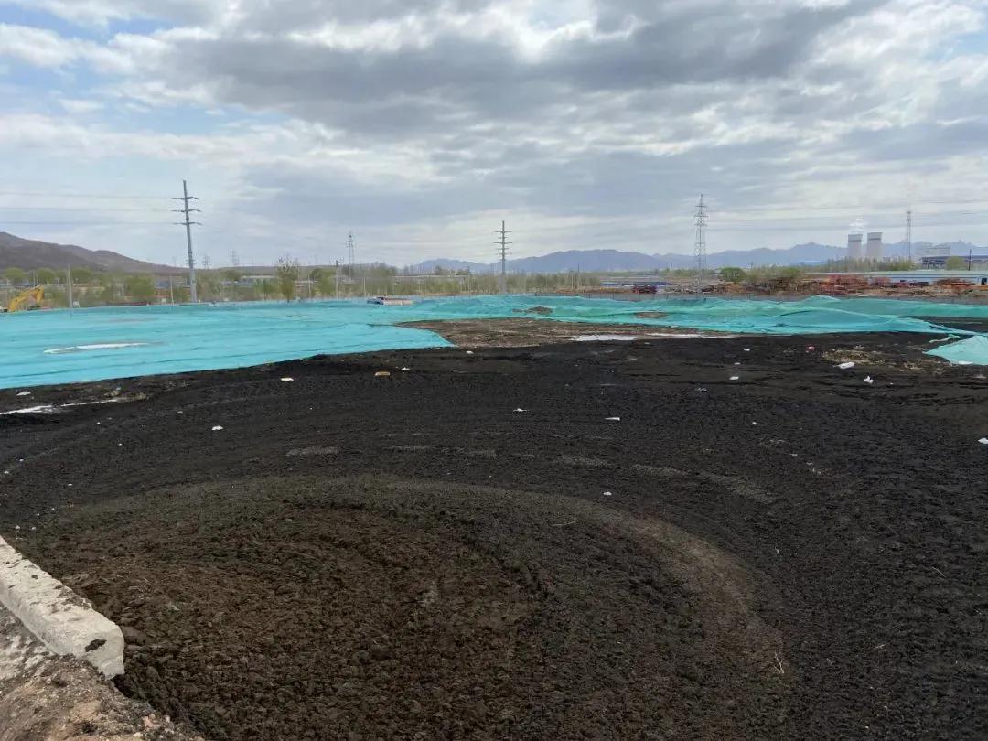 40余万吨生活污泥“临时”堆了13年，谁给他们的勇气？