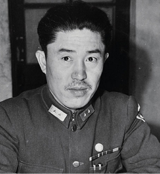 毛*东泽**接待朋友时，发现兜里只剩一根烟，随手一个动作尽显智慧