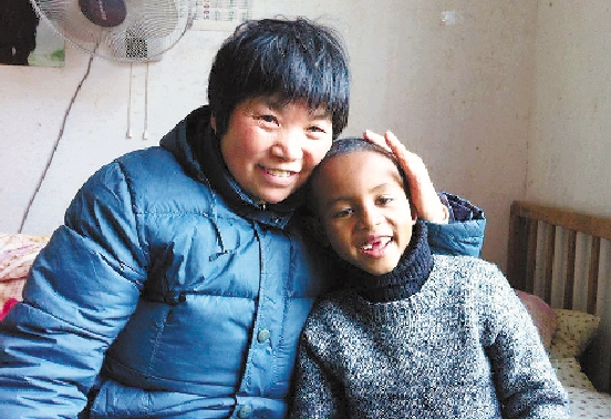 11年前，农村奶奶收留了一个黑人小孩巴比，如今怎么样了