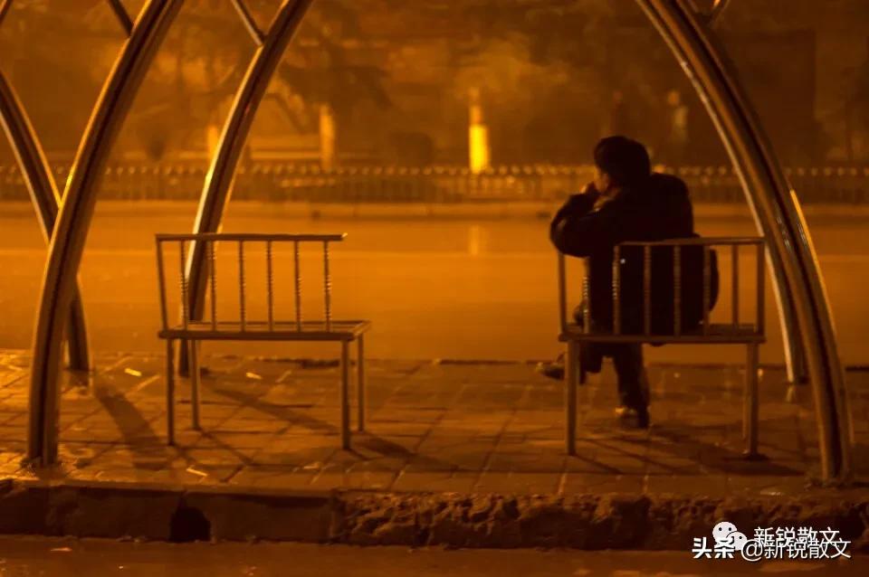 散步的时候，被一个陌生人拦住，和我进行了一次无聊却有趣的讨论