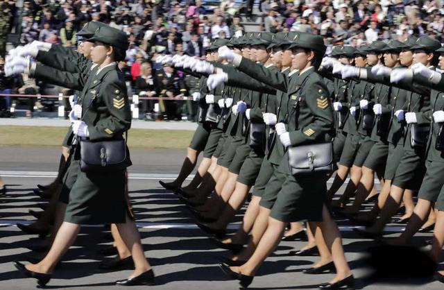 日本自卫队女兵戴挎包阅兵,日本阅兵式女兵