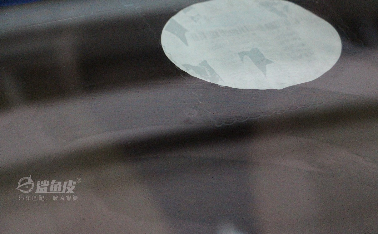 4s店挡风玻璃裂纹修复价格,汽车前挡风玻璃内层裂纹怎么修复
